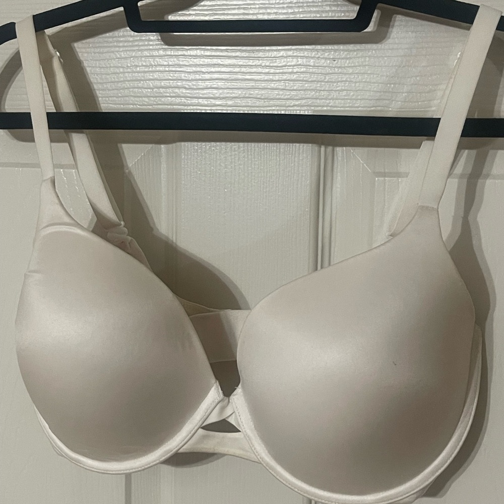Victoria’s Secret Bra Perfect Shape is on the tag. 34DDD gently worn